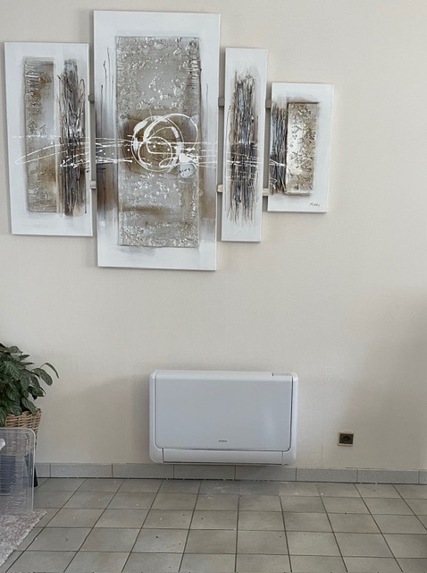 Console intérieure de climatisation installée dans une pièce